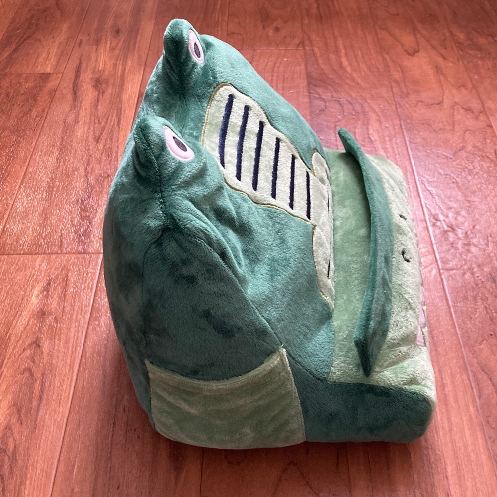 Tablet/ipad holder alligator plush - Picture 3 of 7